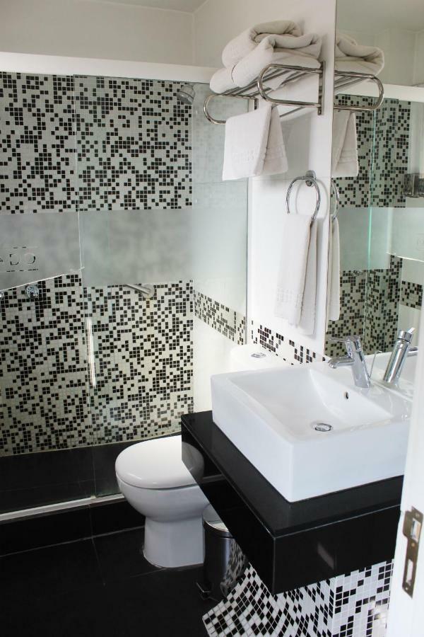 Quarto Triplo com Banheiro Privativo